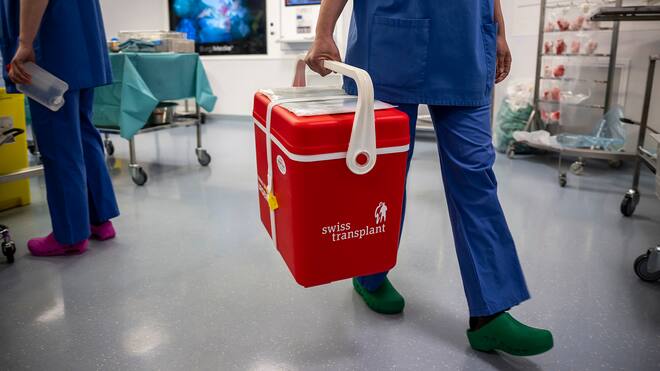 Ein Skandal – oder eine Intrige? Ein Bote mit einem Spenderorgan auf dem Weg in den Operationssaal.
