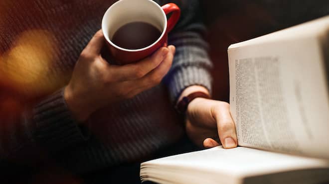 7 Buchtipps von Schweizer Autorinnen und Autoren Buchtipps: ein Mann liest