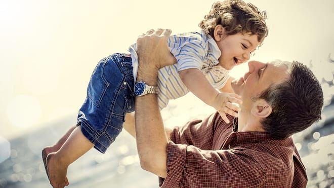 Werdende Väter – Rechte und Pflichten Vater spielt mit Kind