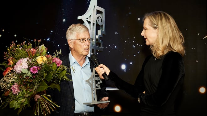 Vier Jahrzehnte Einsatz gegen Aids Ruedi Lüthi hat den Lifetime Award des Prix Courage 2021 erhalten. Moderatorin Karin Frei (rechts)