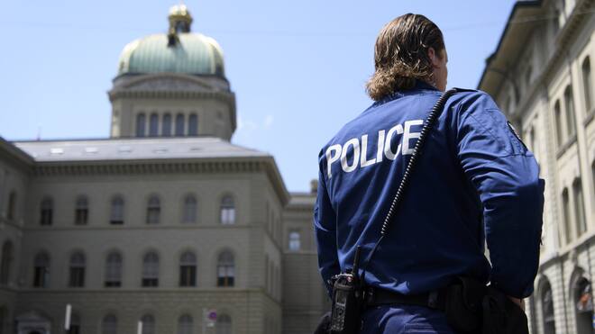 Darum geht es beim PMT-Gesetz Polizist vor dem Bundeshaus