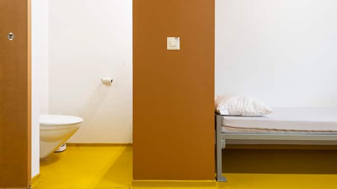 Harte Bedingungen, die tödlich enden können Blick in eine Gefaengniszelle in der Kriseninterventionsabteilung (KIA) im Gefaengnis Limmattal, aufgenommen am Freitag, 1. Maerz 2019 in Dietikon Zuerich. (KEYSTONE/Ennio Leanza)