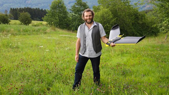 Drohnen im Einsatz für Wald und Wild Adrian Meyer mit einer Drohne in der Hand.
