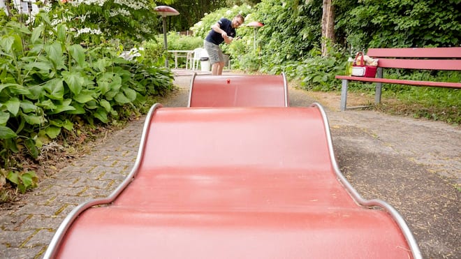 Einlochen mit dem Minigolf-Weltmeister Minigolf mit Beat Wartenweiler