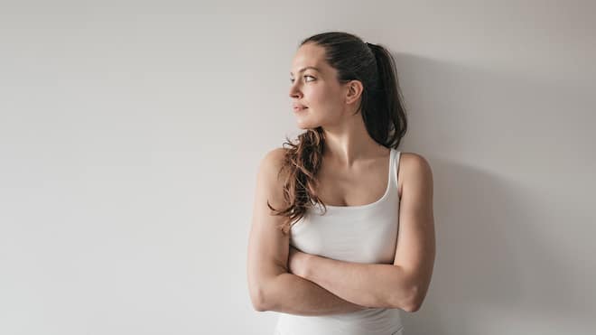 «Ich bin mit mir unzufrieden» Eine Frau schaut zweifelnd aus dem Fenster.