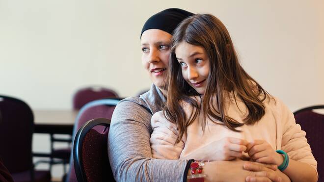 Wie mit der Krankheit umgehen Eine krebskranke Frau mit ihrem Kind.