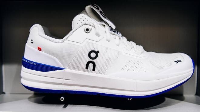 Streit um Schweizerkreuz: Schuhhersteller On droht Verfahren The "Roger Pro" sneakers, named after tennis champion Roger Federer, for sale at On NYC flagship store in the NoHo neighborhood of New York, U.S., on Wednesday, July 21, 2021. On has been preparing for an initial public offering in New York that coul…