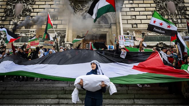 Keine Demos gegen den Krieg – dürfen die Behörden das? Eine Gruppe von Menschen demonstriert am Donnerstag, 19. Oktober 2023 in Lausanne gegen den Krieg in Israel und Palästina.