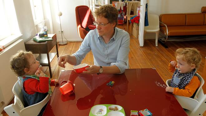 Zwei Familienmodelle prallen aufeinander Vater mit zwei Kindern