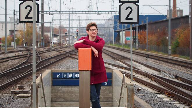 «Frauen pendeln indiskreter, Männer rüpelhafter» Katja Walder auf dem Perron des Bahnhofs Winterthur