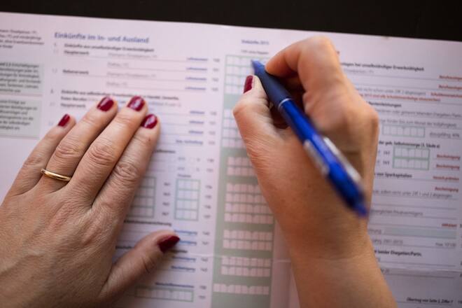 Das können Sie abziehen Frau füllt Steuererklärung aus