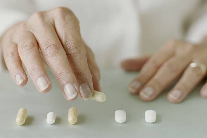 Wie der Placeboeffekt auch ohne Wirkstoff Grosses bewirkt Hände sortieren Medikamente