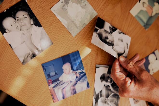 Schweizer Babys in alle Welt exportiert Später verschwanden sie: Pflegekinder, die in der Familie von Zeitzeugin Erica B. aufgenommen worden waren.