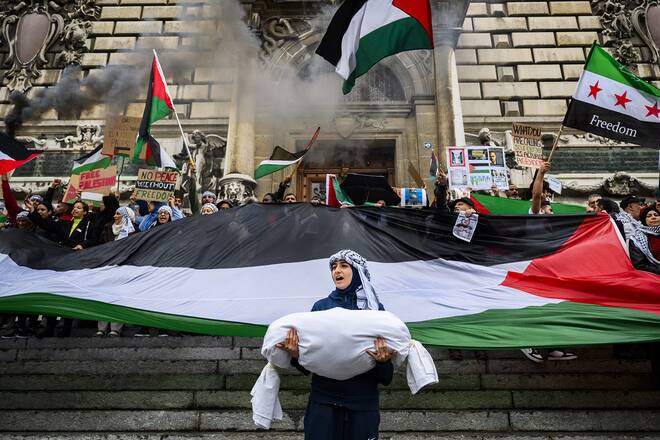 Keine Demos gegen den Krieg – dürfen die Behörden das? Eine Gruppe von Menschen demonstriert am Donnerstag, 19. Oktober 2023 in Lausanne gegen den Krieg in Israel und Palästina.