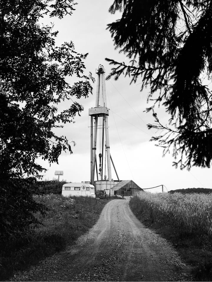 1965: Die Aktiengesellschaft für Schweizerisches Erdöl bei den Erdoelbohrungen in Huenenberg 1, Kanton Zug, aufgenommen am 4. August 1965. (KEYSTONE/PHOTOPRESS-ARCHIV/Str)