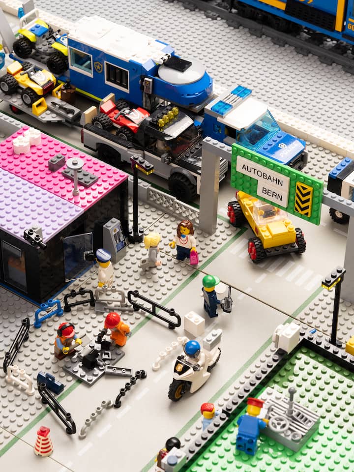 Autobahn und Baustelle aus Legos- Mit sogenanntem Gender Budgeting werden die Steuergelder gerechter zwischen Männer und Frauen verteilt. Das Ausland machts vor – Luzern lässt sich inspirieren