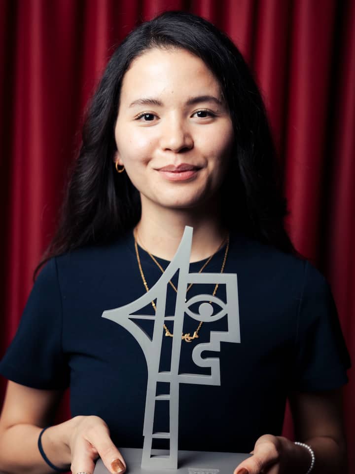 «Der Prix Courage ist nicht nur für mich, sondern für alle Mädchen und Frauen» Stolze Gewinnerin: Mahbube Ibrahimi flüchtete mit 16 Jahren in die Schweiz. Heute führt die 20-Jährige eine Onlineschule für Afghaninnen.