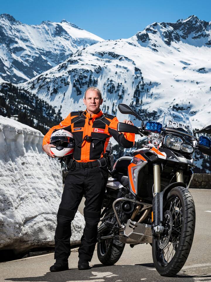 Polizist mit Motorrad