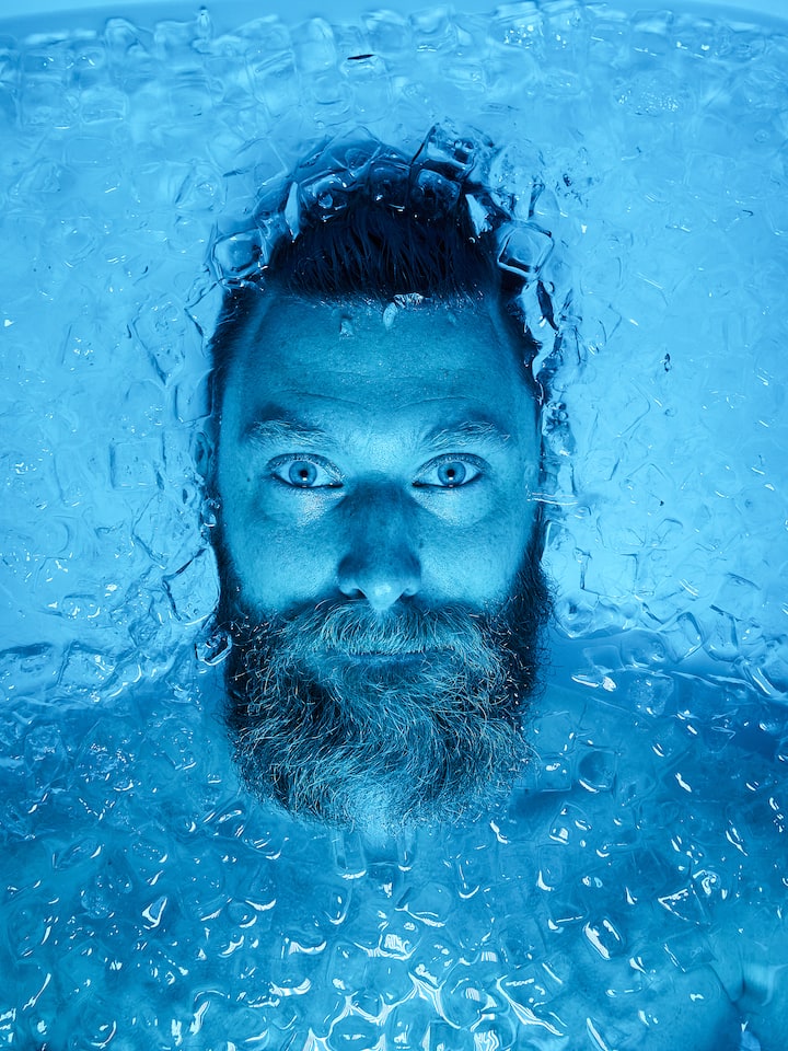 Biohacker Rolf Duda im Kältebad