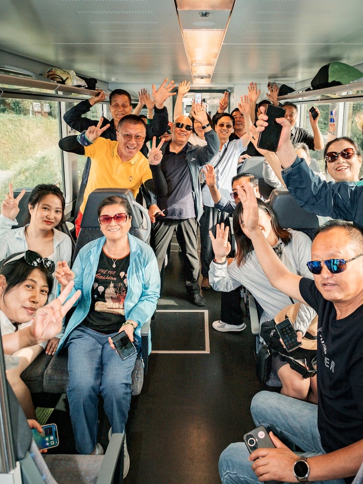 «Switzerlaaaaaaaaand!» Eine chinesische Reisegruppe posiert lachend im SBB-Zug Luzern-Interlaken-Express