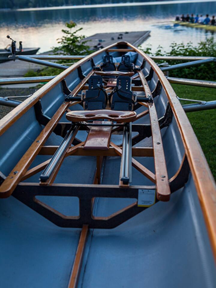 Blick in ein Ruderboot am Ufer.