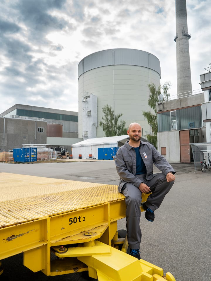 Augenzeuge Tim Matthay, Leiter Materialbearbeitung KKW Mühleberg, vor dem zylinderförmigen Reaktorgebäude