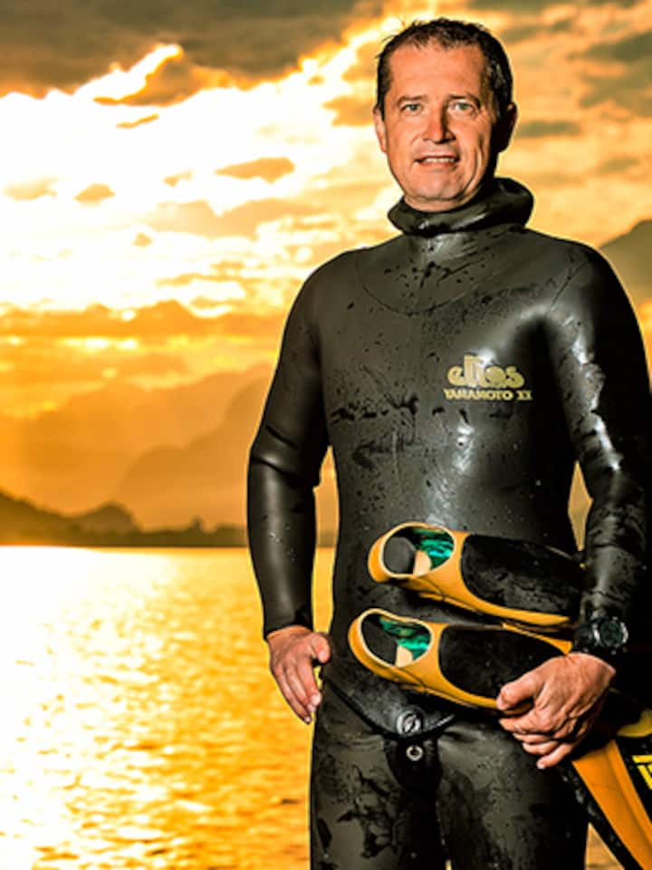 Peter Colat steht am Ufer des Thunersees