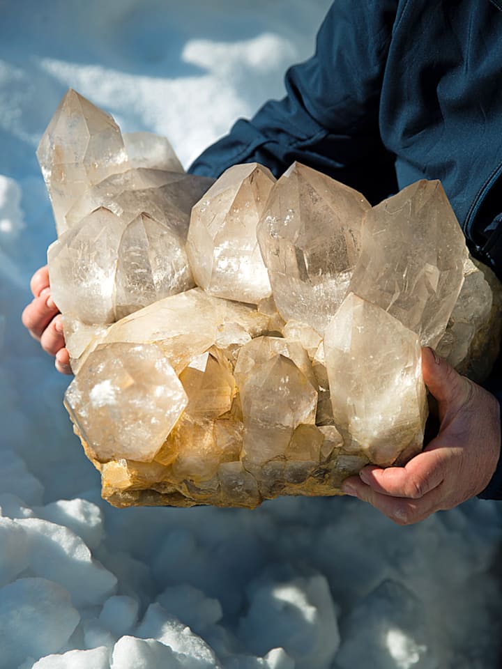 Andreas von Bergen hält Kristalle in der Hand
