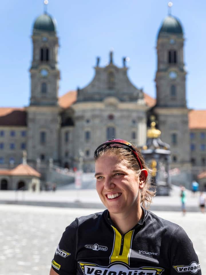 Dana Broger vor dem Kloster Einsiedeln