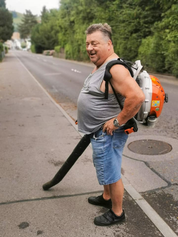 Hans Moser mit seinem Laubbläser
