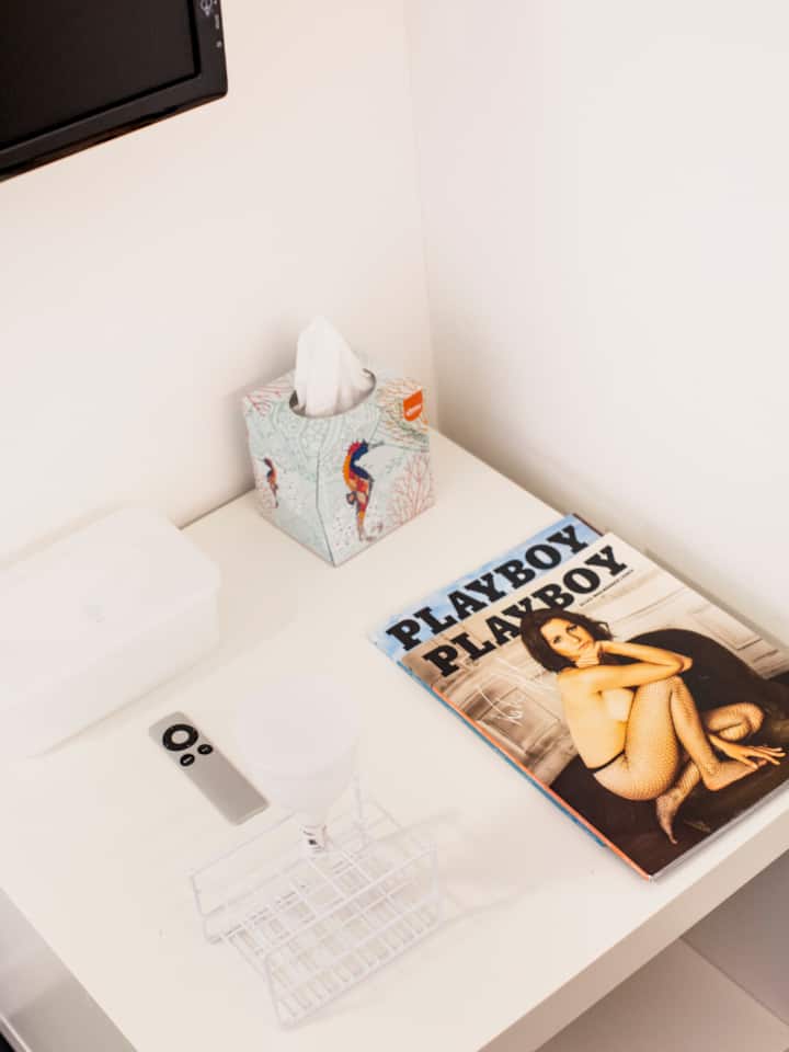 Ein kleines Zimmer mit Tisch, auf dem ein Heft des Playboy liegt, wurde für die Samenspende bereitgemacht.