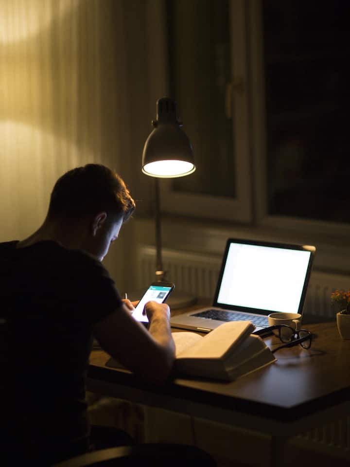 Schweizer Dropshipper packt aus Male hands using mobile phone at night965556894
