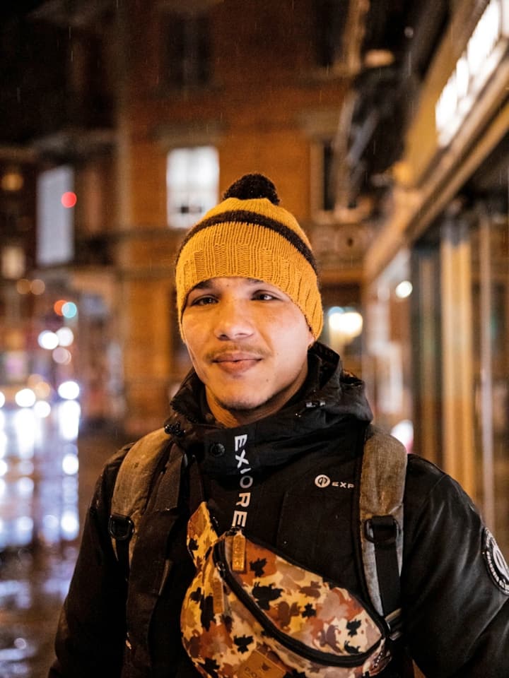 George an den Gassenweihnachten 2021, fotografiert im Kreis 4 in Zürich.