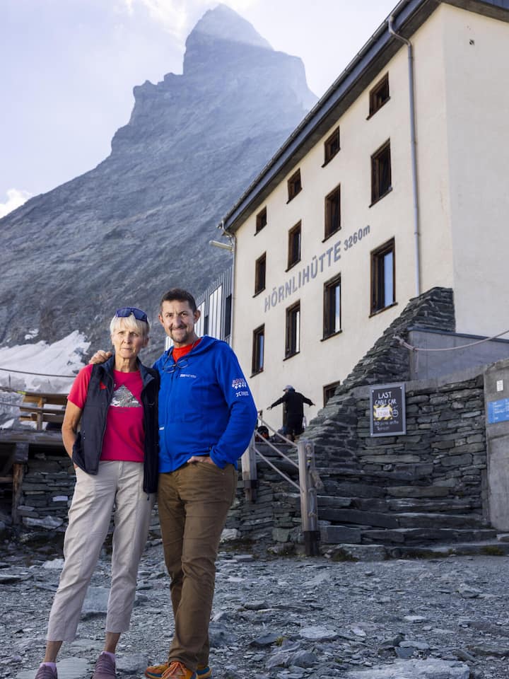 Edith und Martin Lehner vor der Hörnlihütte - Am Matterhorn schmelzen nicht nur die Gletscher. Zermatter Bergführer erleben, wie sich der Berg unter ihren Füssen verändert – und warum sie jetzt handeln müssen