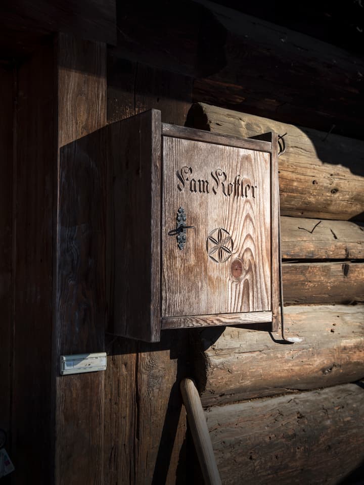Der historische Briefkasten am Holzhaus der Rofflers