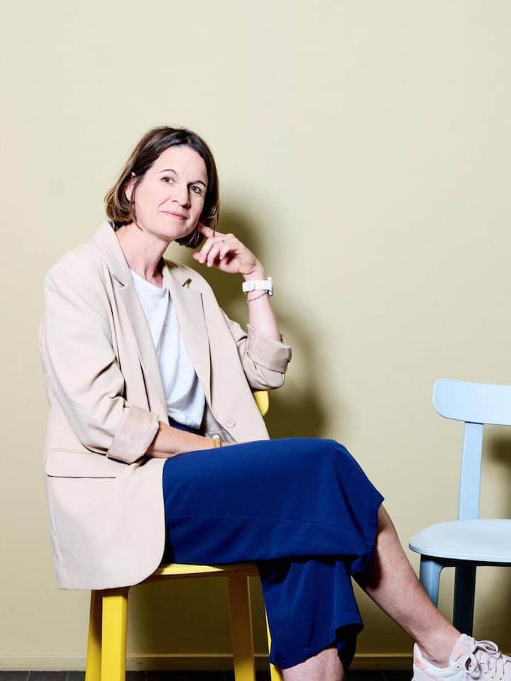 Porträt von Andrea Burkhard - Künstliche Intelligenz und Schule macht vielen Eltern grosse Sorgen. Zwei Expertinnen erklären, wo Gefahren lauern, welches die Chancen sind – und wie Eltern einen klugen Umgang zu Hause fördern können