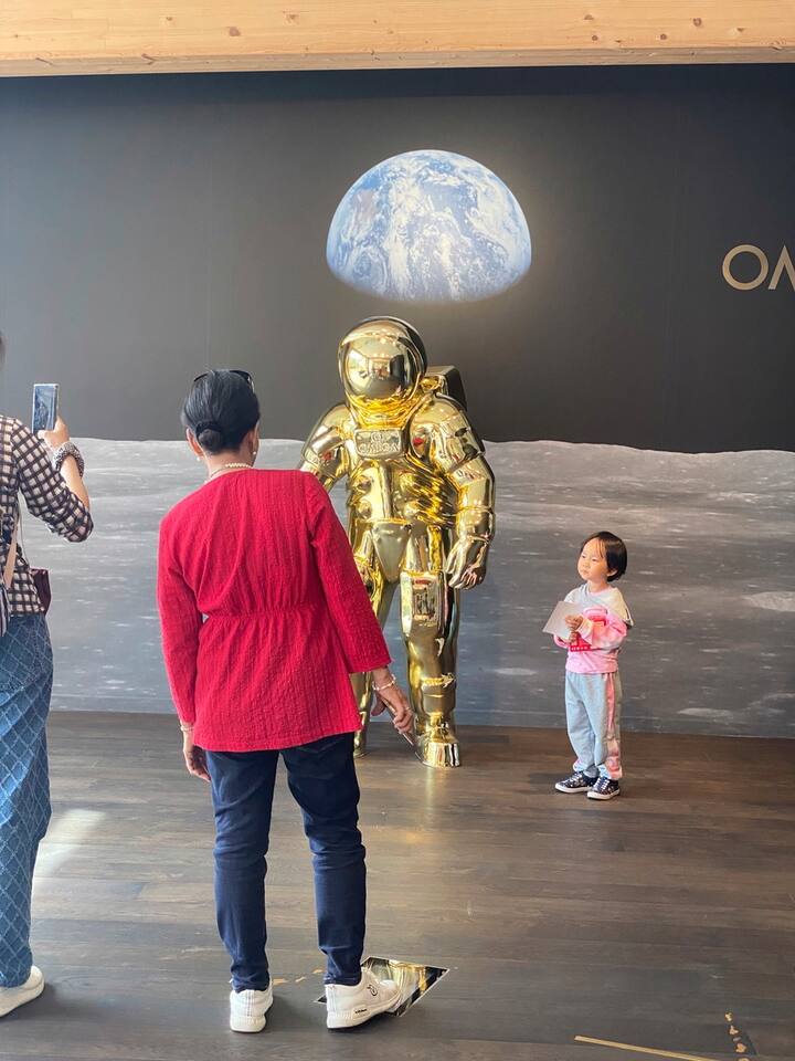 Goldene Astronauten-Statue im Omega-Museum in Biel