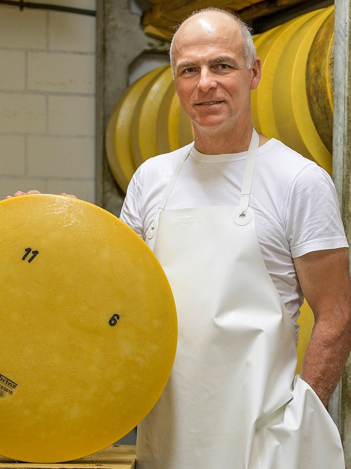 Paul Barmettler im Käsekeller auf der Alp Bleiki Sbrinz.