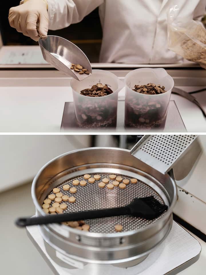 Die in China eingekauften Substanzen werden abgemessen und, falls gewünscht, zu Pillen gepresst