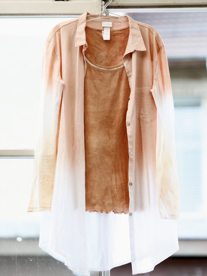 Avocado-Shirt und Granatapfel-Hose