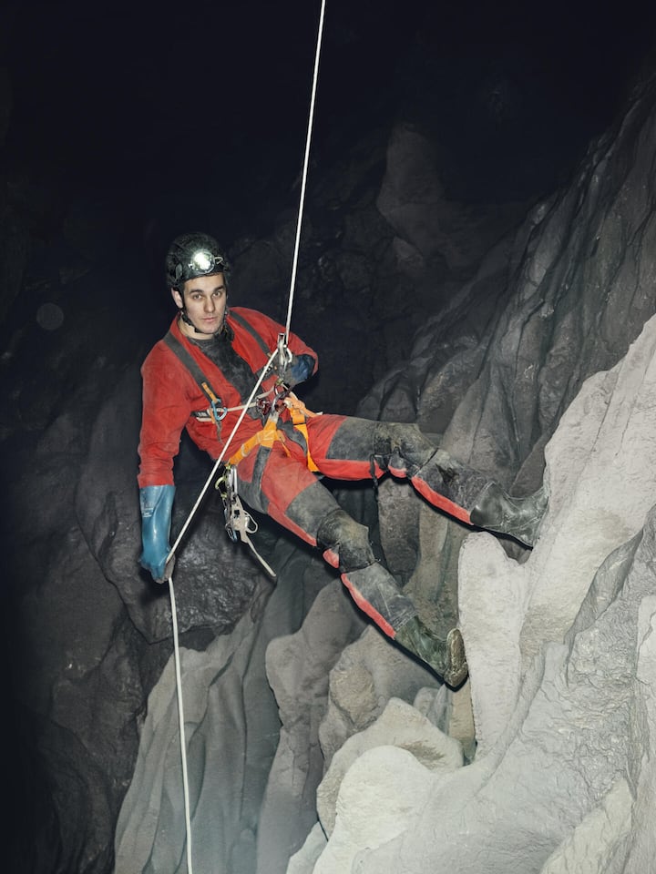 ... wie findet man eine Riesenhöhle? Fotoreportage mit Portraits vom Elektroniker Simon Ziegler, 20, aus Wädenswil Zürich, der kürzlich mit Kollegen eine gigantische Höhle in der Silberen entdeckt hat, fotograifert am Donnerstag, 12. März 2026, im Hölloch im Muotatal von Tom Huber…