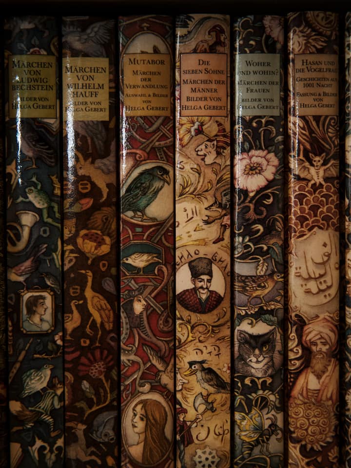 Einige kostbare Märchenbücher in Elisabeth Erbs Sammlung. In Erbs Sammlung sind auch wahre Kostbarkeiten zu entdecken.