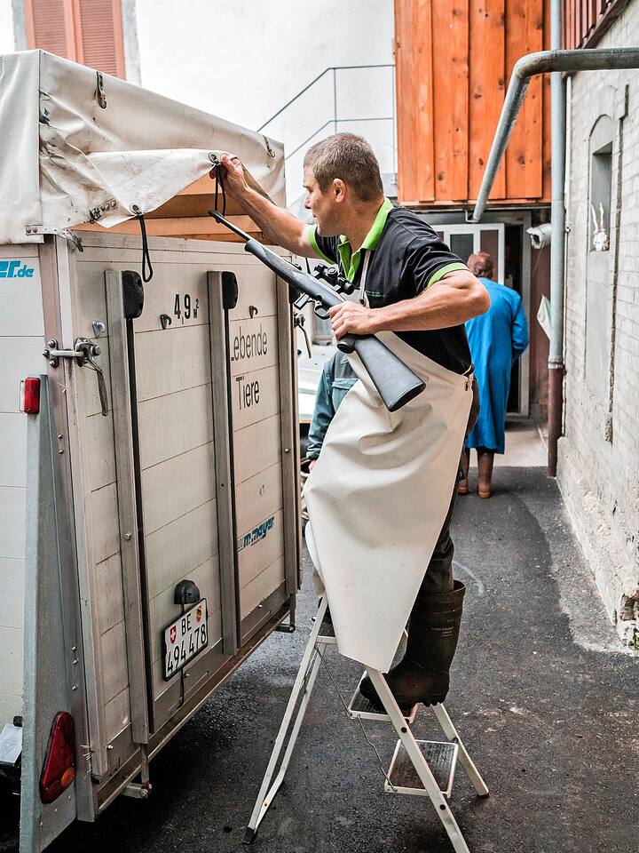 Metzger Laurent Soldati legt zum Schuss an