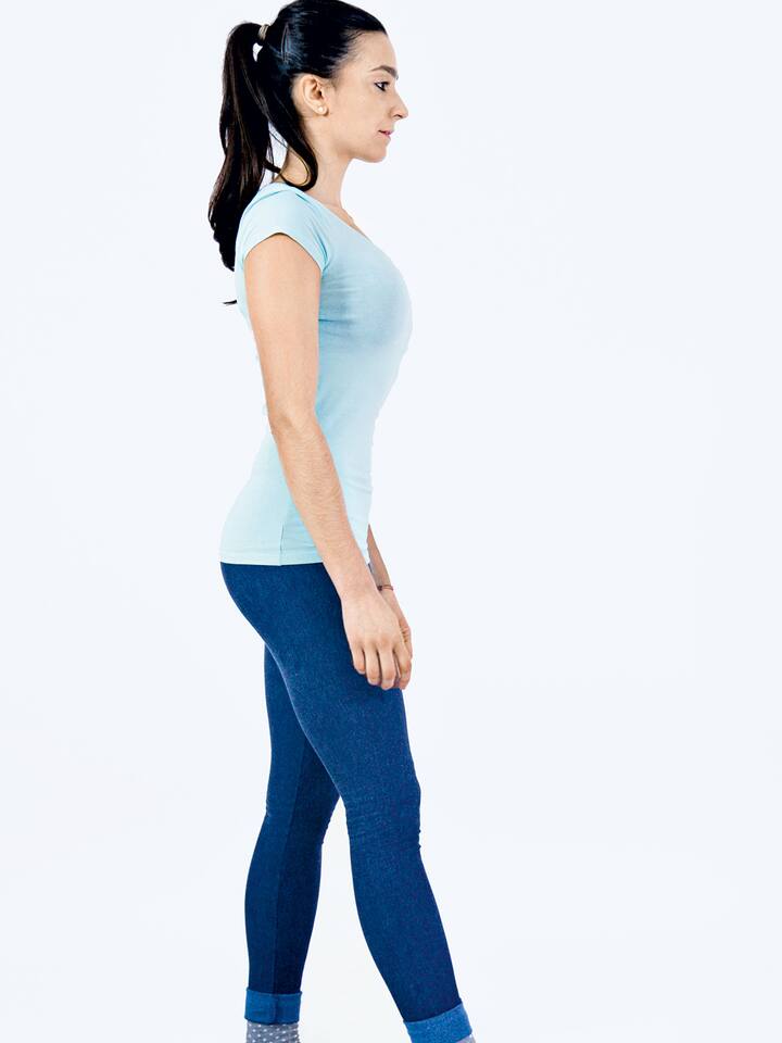 Eine Frau macht den Fersengang.