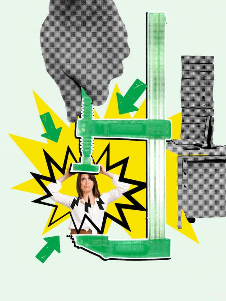 Eine Frau in einer Schraubzwinge, die von einer übergrossen Hand gedreht wird. Was ist, wenn der Job einen krank macht.