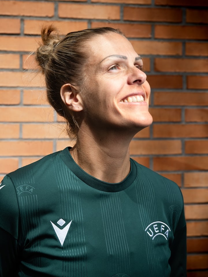 Désirée Grundbacher, Schweizer Frauen-EM-Schiedsrichterin; Top-Schiri Désirée Grundbacher «Ich übe zu Hause vor dem Spiegel» Zirka 220 Entscheidungen treffen Schiedsrichterinnen pro Fussballspiel. Bei der EM schauen Millionen zu. Wie hält man das aus? Der Beobachter hat nachgefragt.
