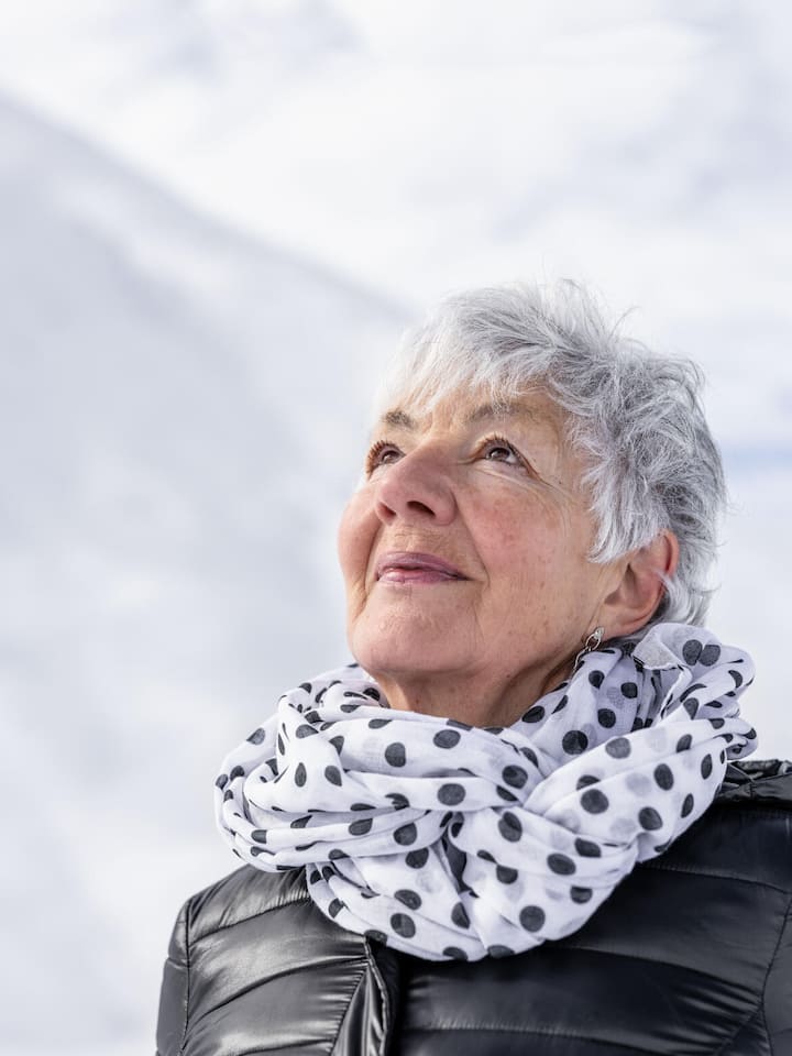Dorli Menn blickt auf die schneebedeckten Averser Berge. Das Graubündner Hochtal ist ihr bis heute Heimat.