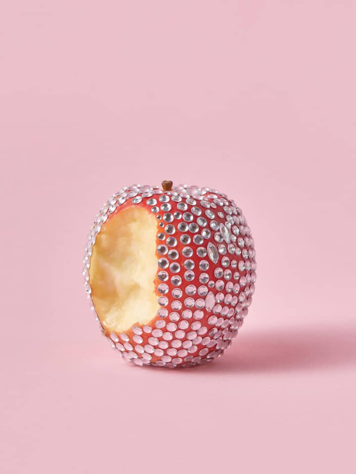 366’000 Franken – so krass wird Arbeiten bestraft Angebissener Apfel mit Fake-Diamanten bedeckt - Wer sein Leben mit dem eigenen Lohn finanziert, zahlt Hunderttausende Franken mehr Steuern und Abgaben als Leute, die auf eine Erbschaft zurückgreifen können. Vor allem Menschen mit mittleren Einkommen kommt Nichterben teuer zu stehen