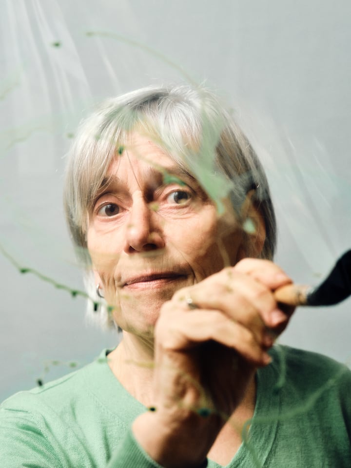 Christa Schönbächler im Aquarellkurs des Collegium 60 plus