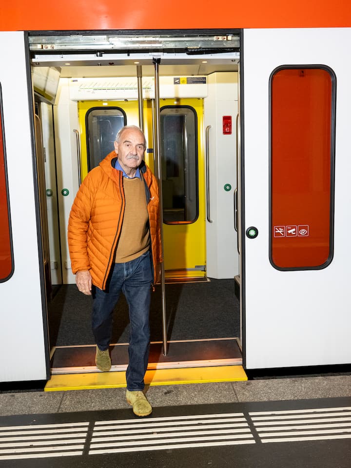 Andreas Grassi steigt aus dem Zug aus: Ohne eigenes Auto leben – das kann man jetzt ausprobieren. Die 31 Days Challenge macht es möglich.